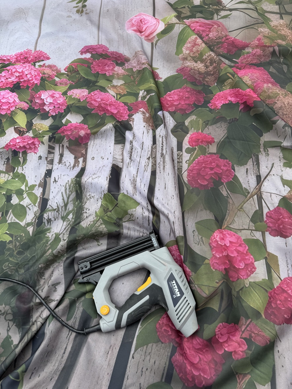 6 Ingenious and Creative Ways to Use Fence Wallpaper FENCE WALLPAPER